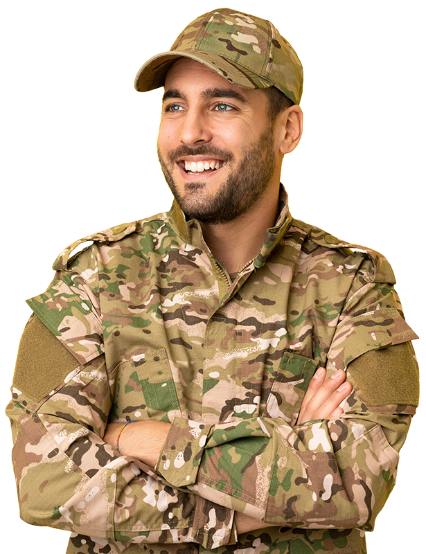 Lächelnder Soldat in Tarnuniform vor gelbem Hintergrund